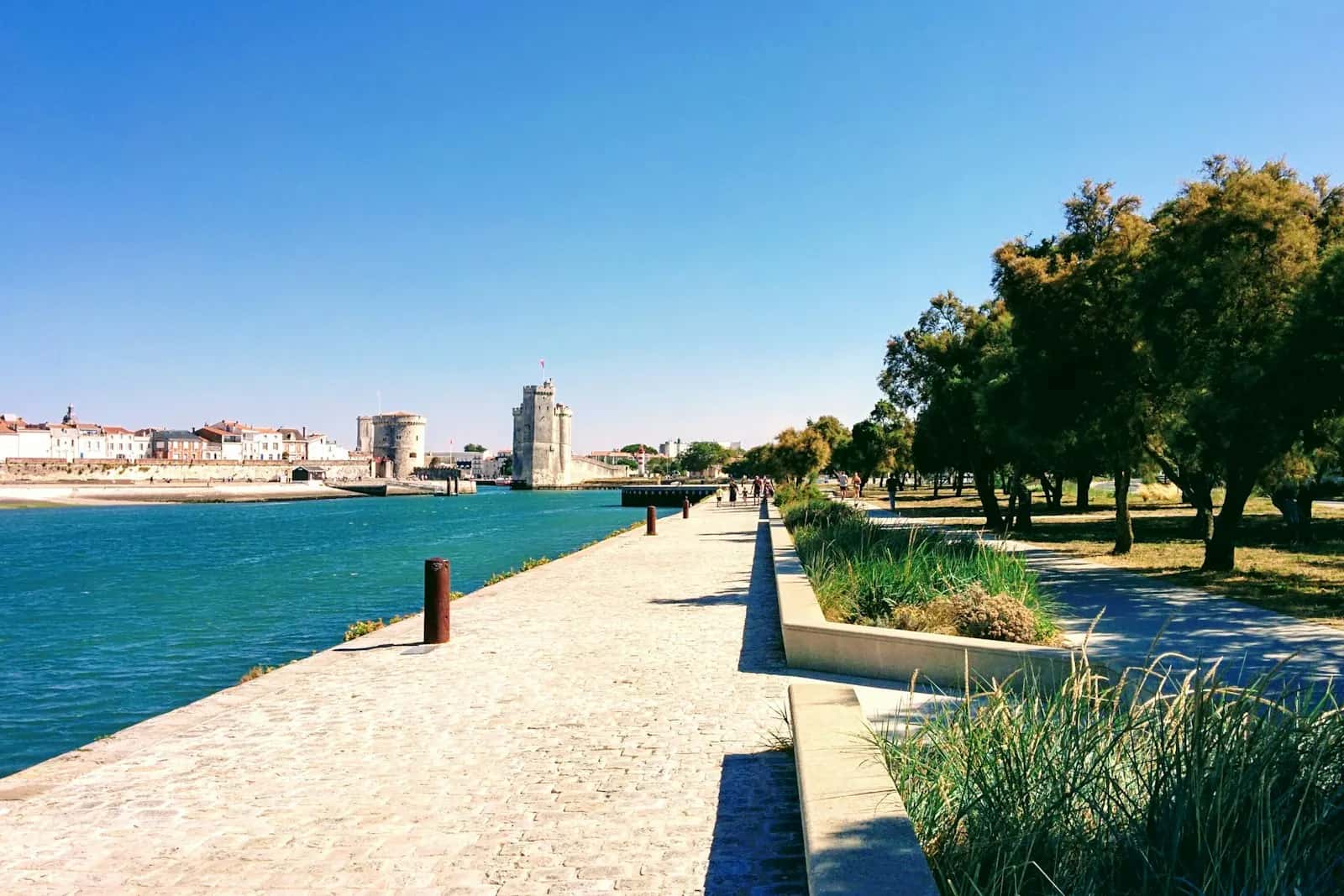 Le Vieux-Port de La Rochelle et ses tours, vus depuis la promenade