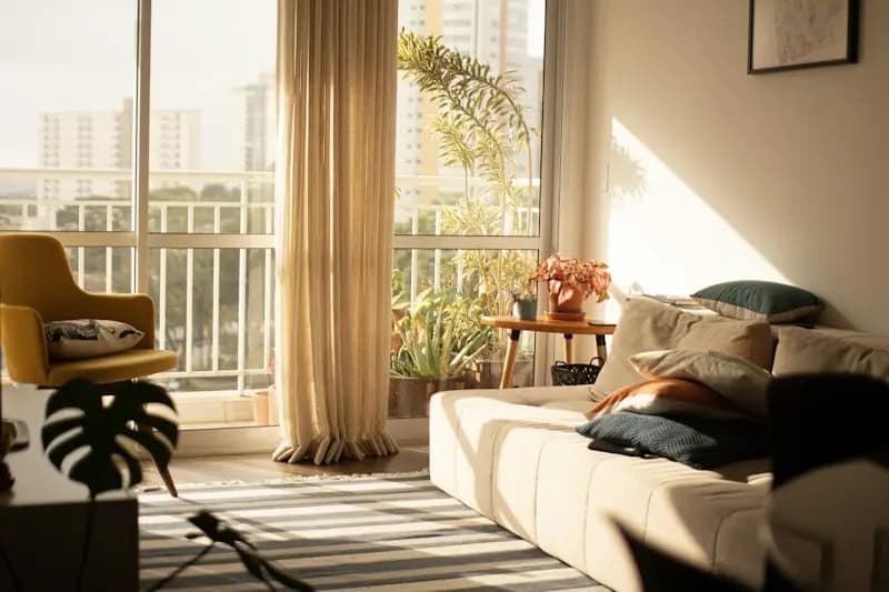Séjour baigné de soleil donnant sur un balcon