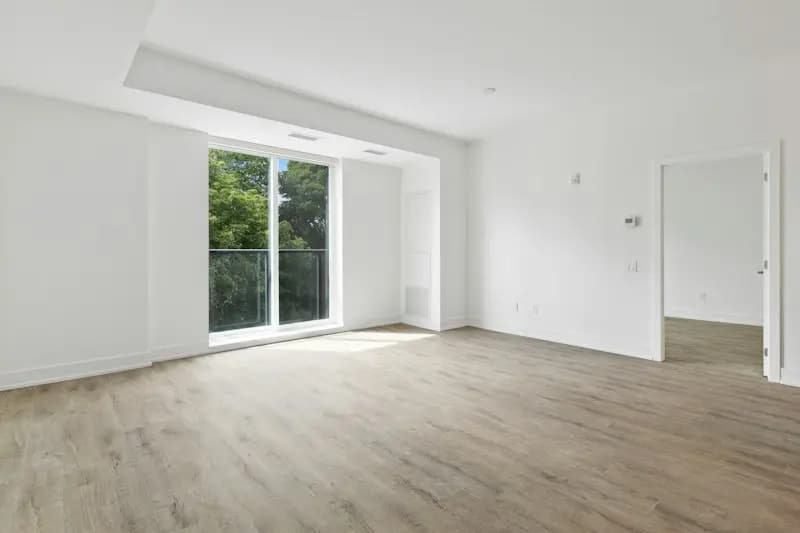 Pièce de vie vide et lumineuse d'un appartement neuf