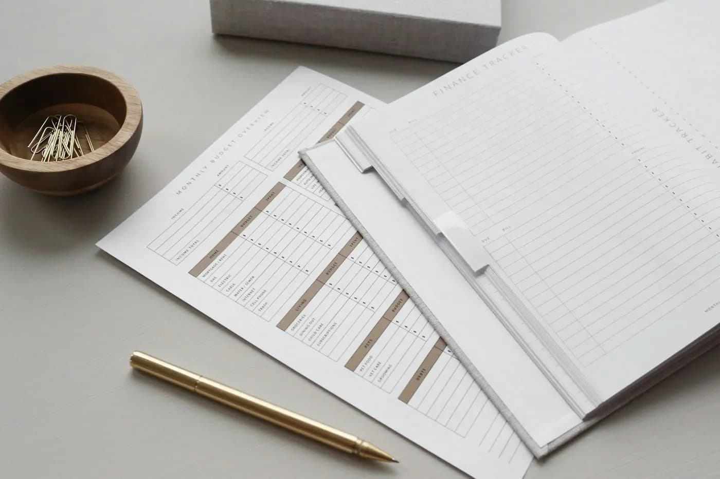 Documents comptables et stylo posés sur un bureau clair