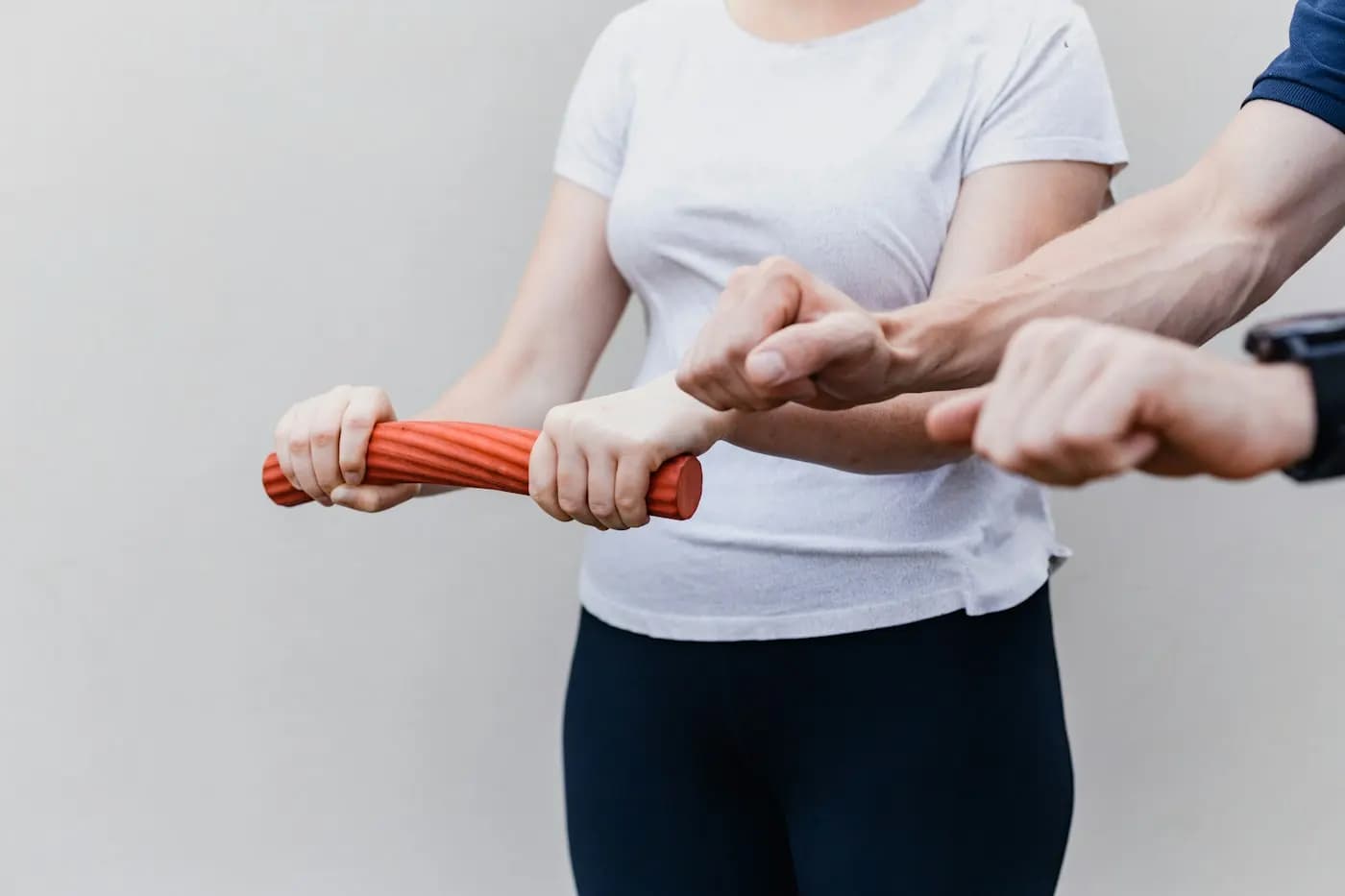 Exercice de rééducation du poignet guidé par un kinésithérapeute