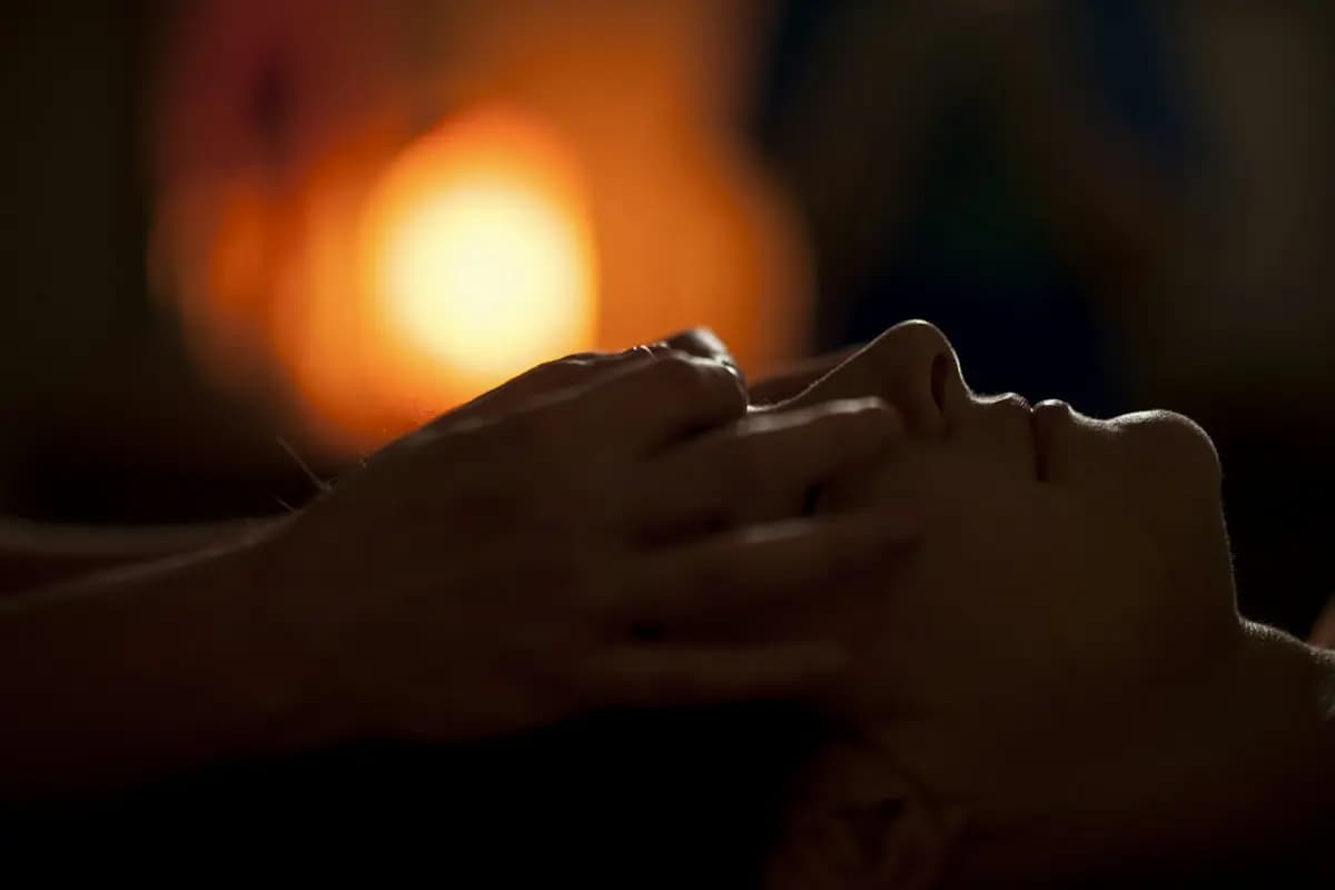 Massage du visage à la lueur d'une bougie