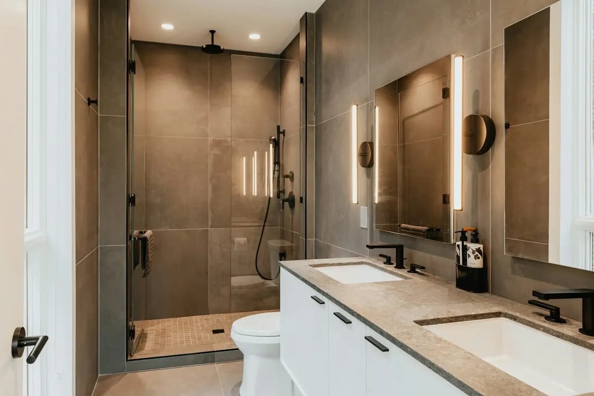 Salle de bain rénovée avec douche à l'italienne et double vasque